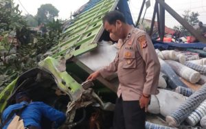 Diduga Rem Blong, Truk Tabrak Tiga Ruko di Purwakarta