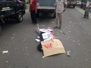 Nekad Nyalip, Pemotor Berboncengan Tabrak dengan Truk di Purwakarta