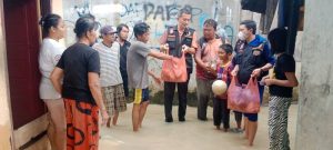 Peduli Korban Banjir, Pokdar Kamtibmas Resor Tebing Tinggi Bantu Nasi Bungkus