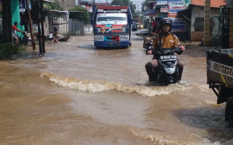 Banjir merendam Jalan Raya Sapan, Kabupaten Bandung, Senin (5/12/2022).