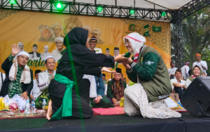 Harlah Satu Abad NU di Purwakarta, Anne Ratna Mustika Terima Pusaka dari Pagar Nusa