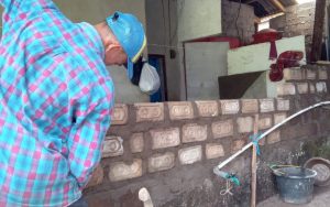 Bantuan Tak Kunjung Cair, Warga Korban Gempa Cianjur Manfaatkan Puing Bangunan dan Keluarkan Uang Sendiri