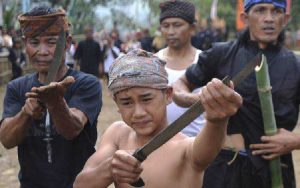 Sembarangan! Pinjam Golok Pelatih, Pemain Debus di Sukabumi Jadi Tak Kebal dan Terluka