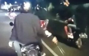 Video Geng Motor Acungkan Senjata Tajam saat Konvoi di Sukabumi Bikin Resah