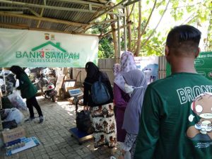 49 Orang Di Cirebon, Buat SIM Bayar Dengan Sampah