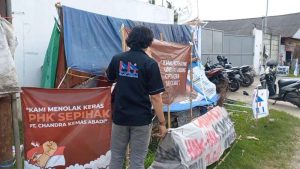 Menuntut Haknya, Buruh Korban PHK di Purwakarta dirikan Tenda Didepan Perusahaan.