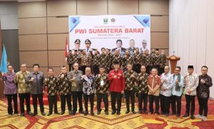 PWI Pusat Lantik Basril Basyar Sebagai Ketua PWI Sumbar