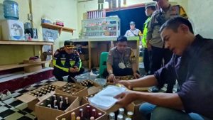 Polsek Jatiluhur Sita Ratusan Botol Miras di 5 Lokasi