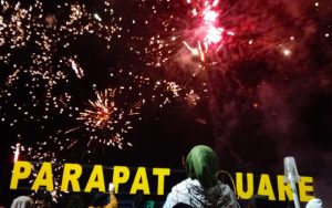 Pesta Kembang Api Warnai Detik-detik Malam Penggantian Tahun di Danau Toba