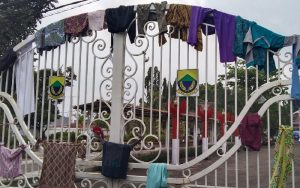Massa Aksi Jemur Ratusan Pakaian Bekas di Pagar Pendopo Pemkab Cianjur
