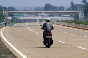 Pengendara motor masuk jalur tol