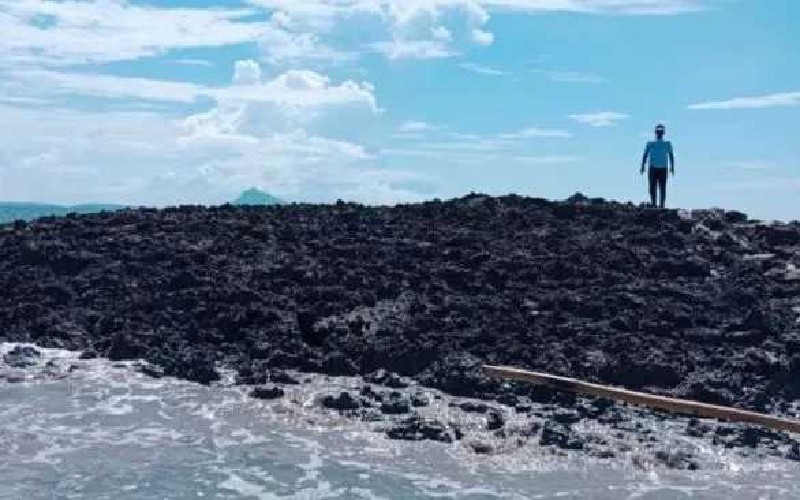 Bercampur Batu dan Lumpur, Ini Penampakan Pulau Baru yang Muncul Sehabis Gempa di Maluku