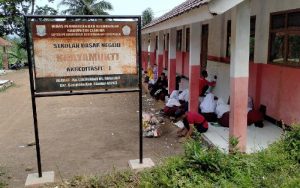 Duh! Siswa SDN Karyamukti Campaka Cianjur Belajar di Ruang Kelas Nyaris Ambruk