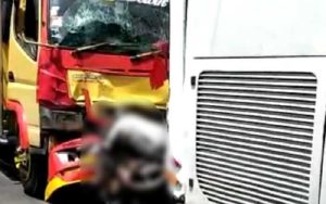 Tragis! Seorang Pemotor di Tasikmalaya Tewa Mengenaskan Terhimpit Truk dan Bus