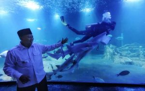 Ini Reaksi Uu Ruzhanul Ulum saat Lihat Aquarium Indonesia Pangandaran: Ikannya Besar-besar