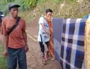 Minim Akses Jembatan, Warga Naringgul Cianjur Menandu Jenazah Hingga 16 Kilometer