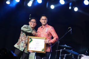 Bupati Hengky Kurniawan Dianugerahi Penghargaan Bhakti Ekonomi Desa