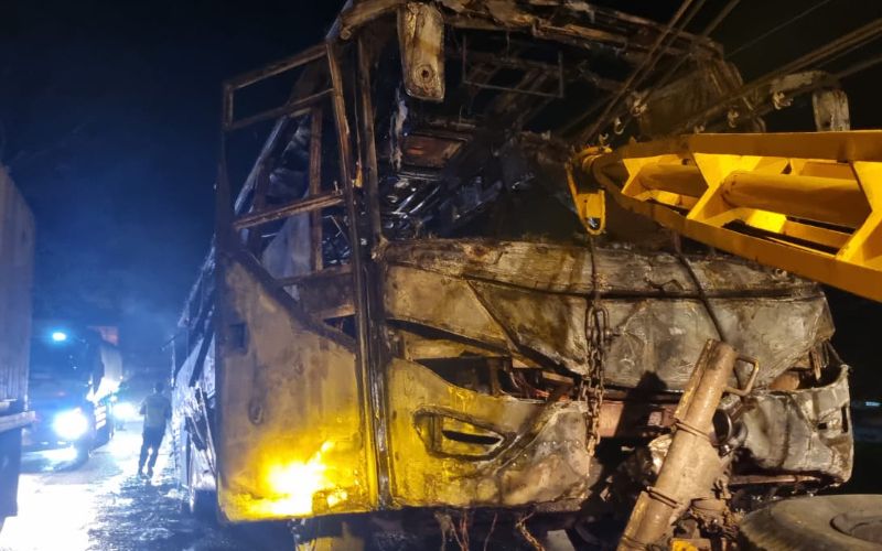 Bus Pariwisata di Serdang Bedagai Terbakar Usai Tabrak Motor, Satu Orang Tewas