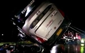 Bus Study Tour Asal Garut Terbalik di Purworejo, Pemotor Tewas Terhimpit