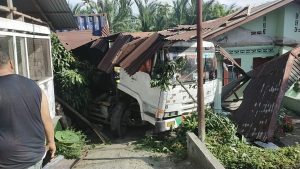 Rumah Mendadak Ditabrak Truk, Warga Tebing Tinggi Loncat Dari Tempat Tidur