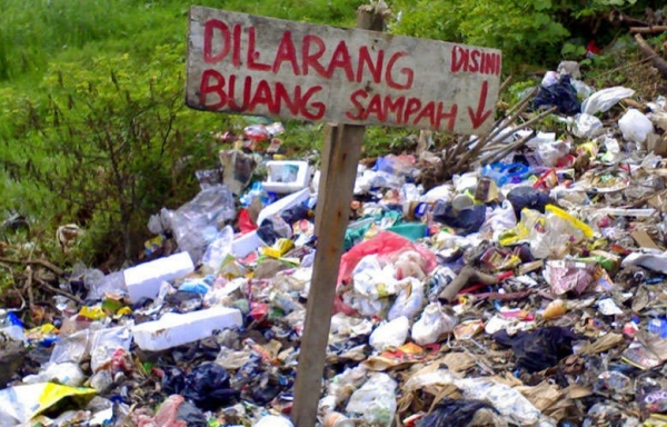 Ilustrasi penumpukan sampah yang dibuang secara sembarangan