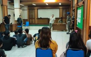 Duh! Puluhan Remaja di Tasikmalaya Karaokean, Ada yang Sambil Pesta Miras