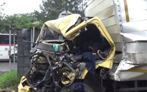 Kecelakaan Maut di Tol Cipularang: Kernet Truk Tewas Terjepit