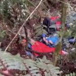 Para korban yang tergabung dalam rombongan Kapolda Jambi menunggu dievakuasi