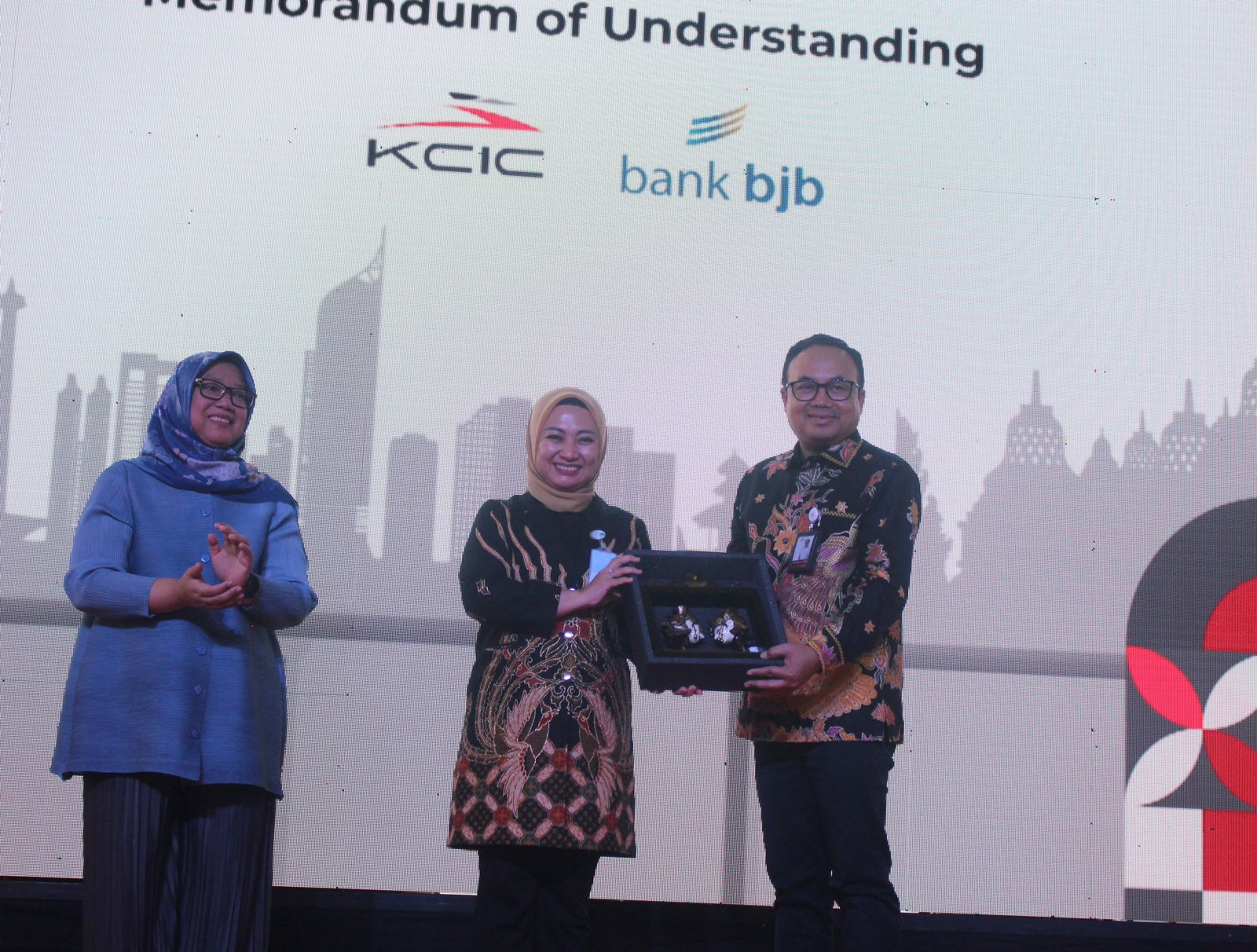 Penandatanganan MoU Bank bjb dengan KCIC untuk optimalisasi produk dan jasa layanan perbankan