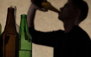 Gak Ada Akhlak! Remaja di Tasikmalaya Asyik Nongkrong Sambil Minum Miras saat Bulan Ramadhan