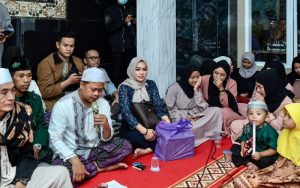 Wanita Cantik Ini Bagikan Puluhan Paket Iqro dan Al Quran di Kota Bandung
