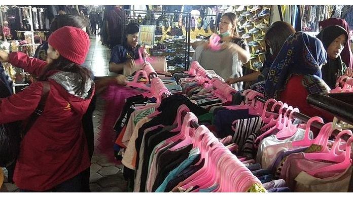 Aktivitas Pasar Cimol Gedebage Kota Bandung sebelum ditutup sementara pasca penyitaan ratusan bal pakaian bekas oleh polisi.