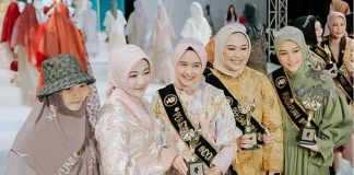 Bupati Karawang Cellica Nurrachadiana di antara perempuan inspiratif lainnya usai menerima penghargaan.
