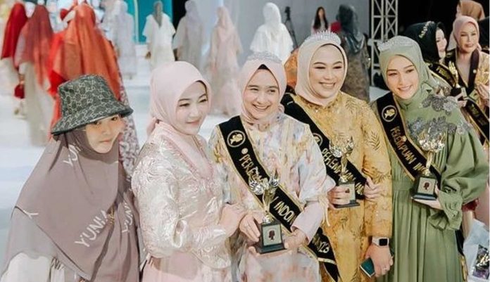Bupati Karawang Cellica Nurrachadiana di antara perempuan inspiratif lainnya usai menerima penghargaan.