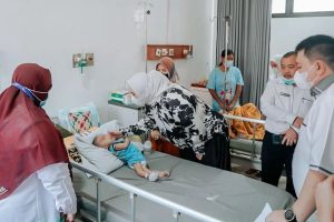 Bupati Cellica Jenguk Dua Balita Penderita Stunting di Karawang, Begini Kondisinya