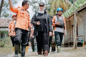 Bupati Karawang Cellica Nurrachadiana saat memantau banjir di wilayahnya.