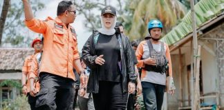 Bupati Karawang Cellica Nurrachadiana saat memantau banjir di wilayahnya.