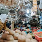 Bupati Karawang Cellica Nurrachadiana sidak harga sembako di pasar tradisional