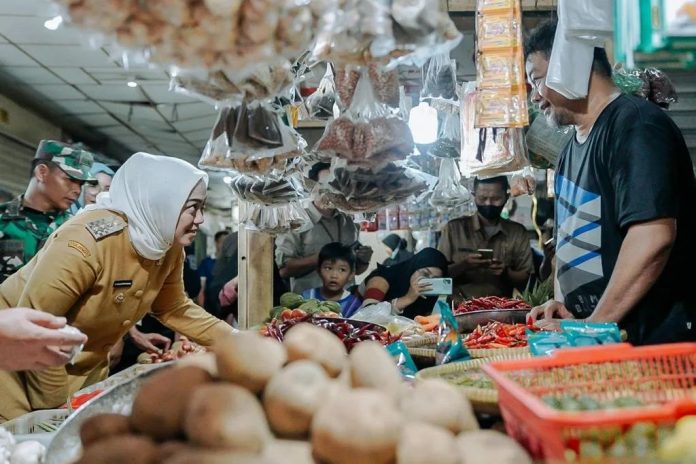Bupati Karawang Cellica Nurrachadiana sidak harga sembako di pasar tradisional