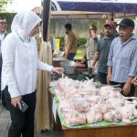 Bupati Purwakarta Anne Ratna Mustika saat memantau bazar murah Ramadhan