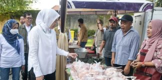 Bupati Purwakarta Anne Ratna Mustika saat memantau bazar murah Ramadhan