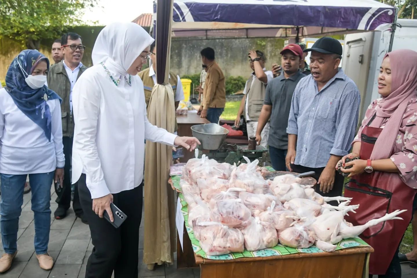 Bupati Purwakarta Anne Ratna Mustika saat memantau bazar murah Ramadhan