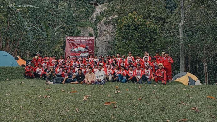 Foto bersama peserta dan panitia pelatihan panjat tebing di Gunung Parang Purwakarta (Foto: Dok Sekolah Panjat Tebing Merah Putih regional Purwakarta)