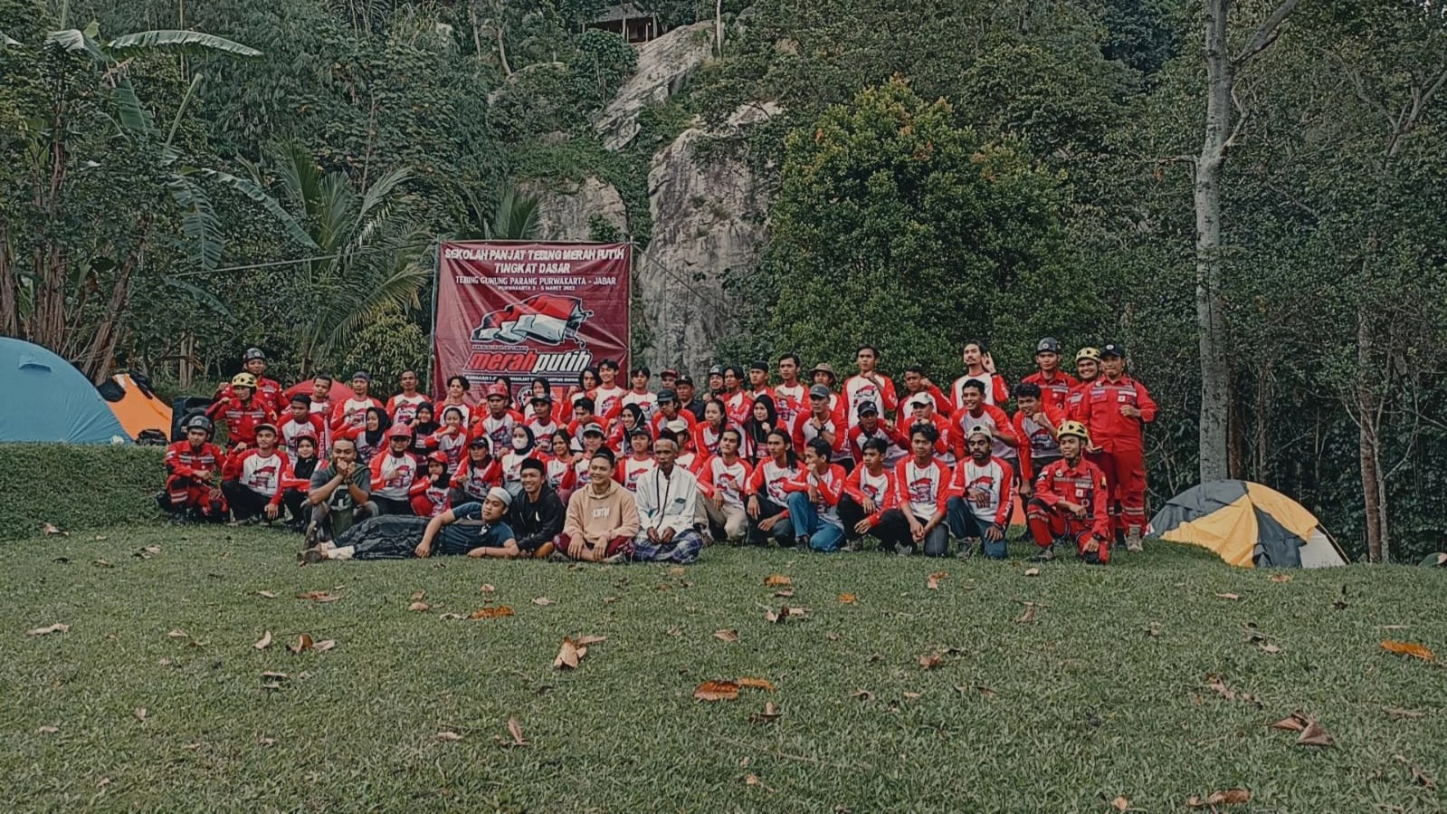 Foto bersama peserta dan panitia pelatihan panjat tebing di Gunung Parang Purwakarta (Foto: Dok Sekolah Panjat Tebing Merah Putih regional Purwakarta)