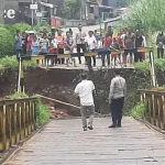 Jembatan Cihereng amblas membuat aktivitas warga terputus.