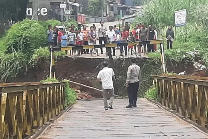 Jembatan Cihereng amblas membuat aktivitas warga terputus.