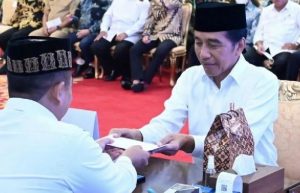 Jokowi Imbau Pejabat Negara, BUMN, ASN hingga Kepala Daerah Bayar Zakat Lewat Baznas