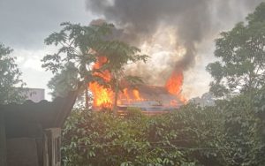 Duh! Rumah Pengungsi Gunung Sinabung di Karo Hangus Terbakar