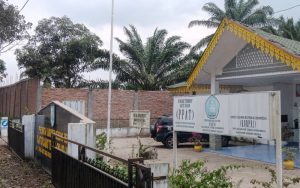 Waduh! Tembok Lebih Tiga Meter Tutupi Kantor Camat di Serdang Bedagai