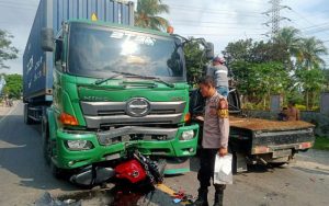 Truk Tabrak Ninja 250 CC di Purwakarta, Seorang Pelajar Alami Luka Berat